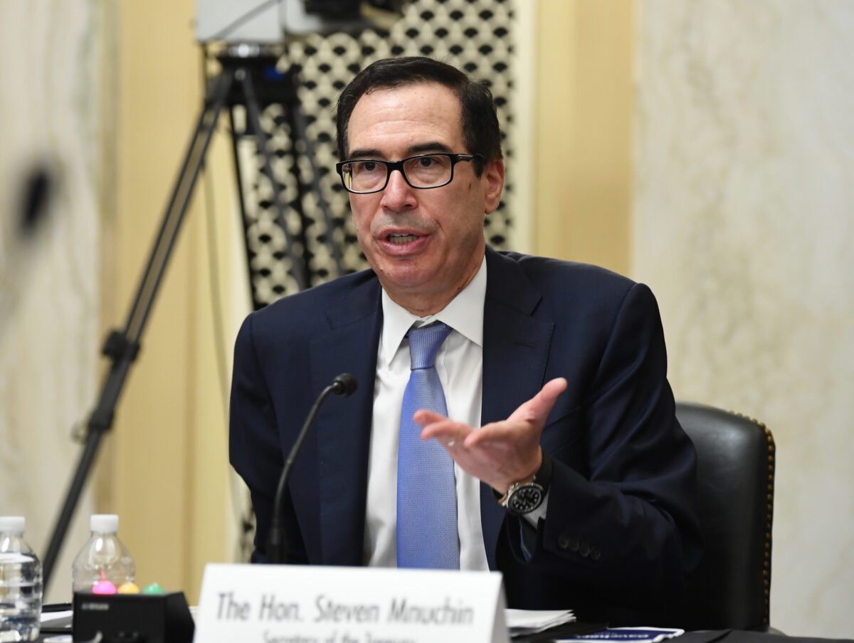 O secretário do Tesouro, Steven Mnuchin, testemunhou durante audiências no Senado sobre pequenas empresas e empreendedorismo para examinar a implementação do Título I da Lei CARES, no Capitólio, em Washington, em 10 de junho de 2020 (Kevin Dietsch / Pool / Getty Imagens)