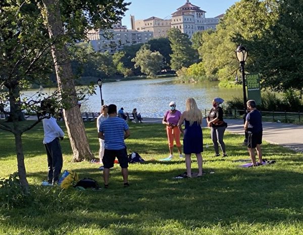 O local de prática do Falun Gong, no Portão Norte do Central Park em Nova Iorque, foi inaugurado em março deste ano, atraindo muitos ocidentais para aprender os exercícios (Fornecido por Jane Dai)