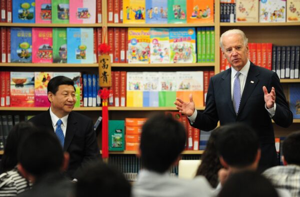 O então vice-presidente dos Estados Unidos Joe Biden (à direita) fala aos alunos enquanto seu colega chinês Xi Jinping (esquerda) ouve durante uma visita à International Studies Learning School em Southgate, nos arredores de Los Angeles, Califórnia, o 17 de fevereiro de 2012 (FREDERIC J. BROWN / AFP via Getty Images)