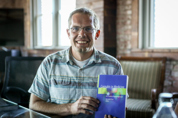 Dr. Brad Roberts, médico do pronto-socorro, mostra um novo livro escrito por especialistas médicos, em Pueblo, Colorado, em 29 de setembro de 2020 (Charlotte Cuthbertson / The Epoch Times)