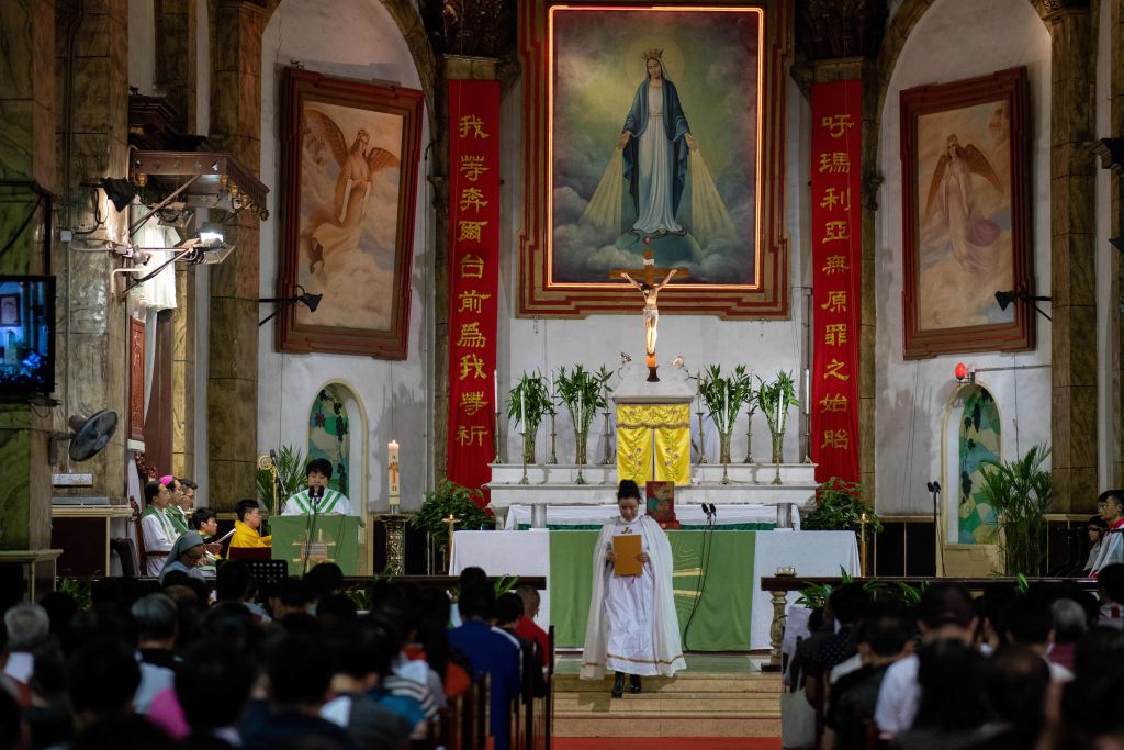 Cristãos devotos participam de uma missa na Catedral Sul de Pequim em 22 de setembro de 2018. O Vaticano anunciou em 22 de setembro um acordo que o Papa Francisco reconheceu sete bispos nomeados pelo regime comunista da China (NICOLAS ASFOURI / AFP via Getty Images)