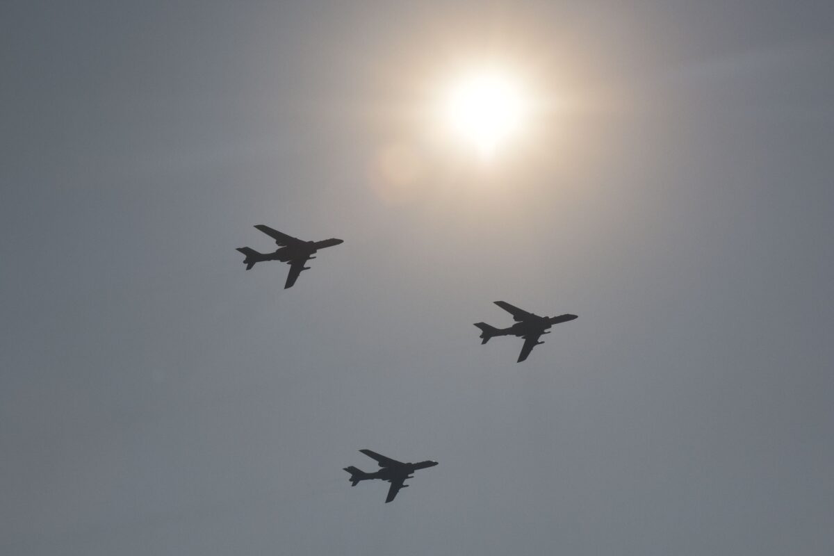 Uma formação de bombardeiros militares H-6K sobrevoa Pequim durante um desfile militar na Praça Tiananmen em 1º de outubro de 2019 (GREG BAKER / AFP via Getty Images)