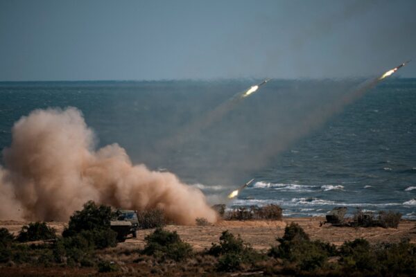 Tropas chinesas, russas, iranianas, paquistanesas e birmanesas lançam foguetes de sistemas de mísseis durante os exercícios militares do Cáucaso-2020, na cordilheira Turali, na costa do Mar Cáspio, na Rússia, em 23 de setembro de 2020 (DIMITAR DILKOFF / AFP via Getty Images )