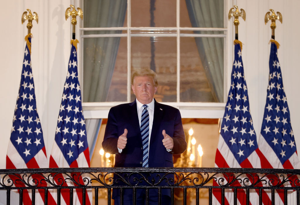 O presidente dos Estados Unidos, Donald Trump, retorna à Casa Branca vindo do Centro Médico Militar Nacional Walter Reed em 5 de outubro de 2020 em Washington, DC (Win McNamee / Getty Images)