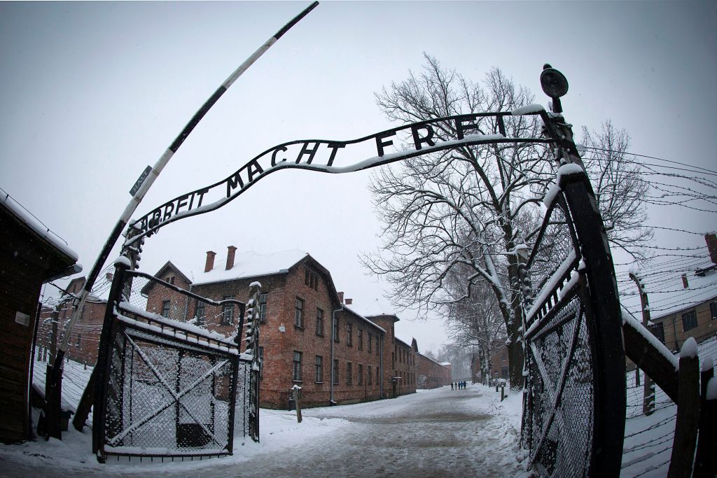 A entrada para o antigo campo de concentração nazista de Auschwitz-Birkenau com as letras “Arbeit macht frei” (“O trabalho te torna livre”) é exibida em Oswiecim, Polônia, em 25 de janeiro de 2015 (Joël Saget / AFP via da Getty Images)