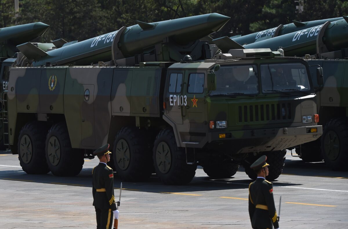 Veículos militares carregando mísseis balísticos DF-15B (substituição do DF-11) participam de um desfile militar na Praça Tiananmen, em Pequim, em 3 de setembro de 2015 (GREG BAKER / AFP via Getty Images)