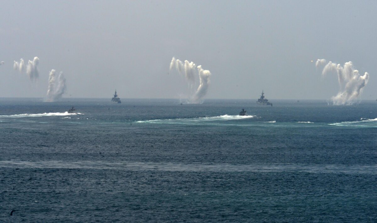 A fumaça sobe do mar para marcar contramedidas eletrônicas (ECMs) durante o exercício de incêndio vital "Han Kuang" (Han Glory), a cerca de 7 kms (4 milhas) da cidade de Magong nas ilhas remotas de Penghu em Taiwan em 25 de maio de 2017 (SAM YEH / AFP via Getty Images)