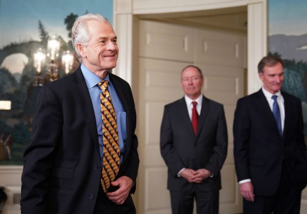 O Diretor de Comércio e Política Industrial dos EUA, Peter Navarro, chega antes que o presidente Donald Trump assine sanções comerciais contra a China na Sala Roosevelt da Casa Branca em 22 de março (MANDEL NGAN / AFP / Getty Images)