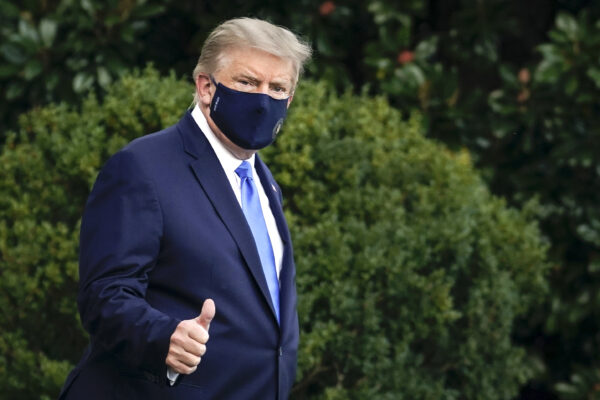 O presidente Donald Trump deixa a Casa Branca rumo ao Centro Médico Militar Nacional Walter Reed no gramado sul da Casa Branca em Washington em 2 de outubro de 2020 (Drew Angerer / Getty Images)