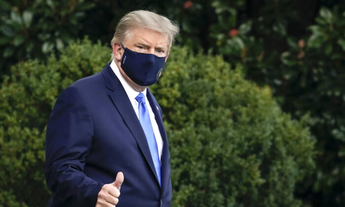 O presidente Donald Trump deixa a Casa Branca rumo ao Centro Médico Militar Nacional Walter Reed no gramado sul da Casa Branca em Washington, em 2 de outubro de 2020 (Drew Angerer / Getty Images)