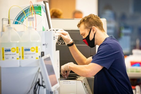 Um funcionário do laboratório EqualTox processa testes de COVID-19 em Tustin, Califórnia, em 3 de setembro de 2020 (John Fredricks / The Epoch Times)