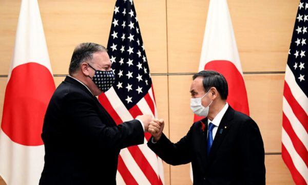 O primeiro-ministro japonês Yoshihide Suga (à direita) e o secretário de Estado dos EUA, Mike Pompeo (à esquerda), batem os punhos ao se encontrarem no escritório do primeiro-ministro em Tóquio em 6 de outubro de 2020 (Charly Triballeau / POOL / AFP via Getty Images)