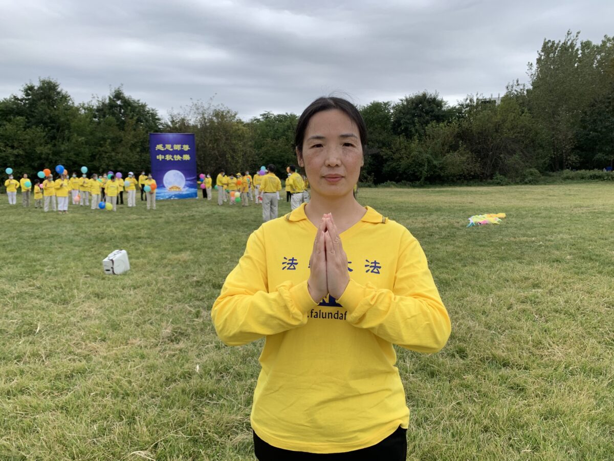 O praticante do Falun Gong Xiao Ping no Kissena Corridor Park em Flushing, Nova Iorque, em 26 de setembro de 2020 (Linda Lin / The Epoch Times)