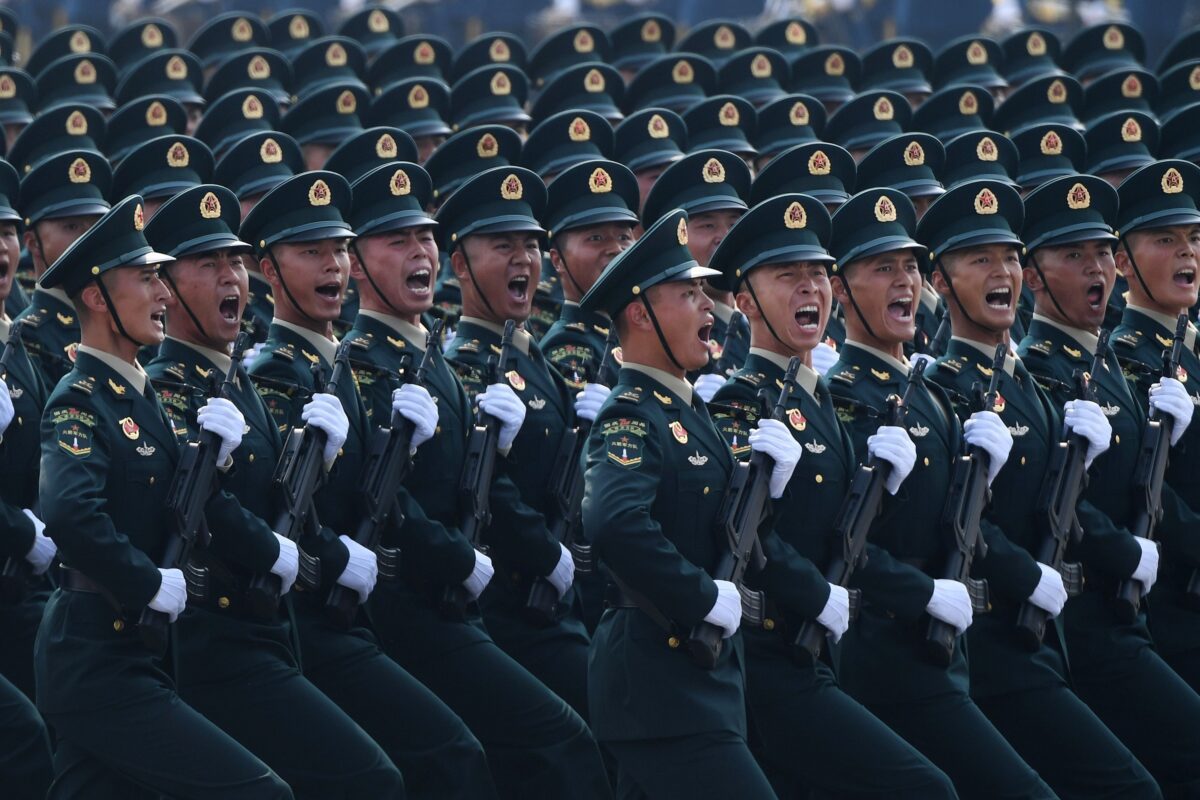 Tropas chinesas marcham durante um desfile militar na Praça Tiananmen, em Pequim, em 1º de outubro de 2019 (Greg Baker / AFP via Getty Images)