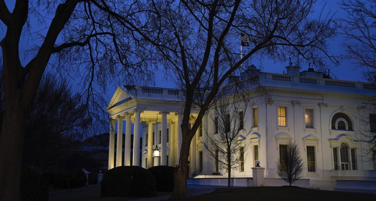 A Casa Branca ao anoitecer em Washington em 5 de fevereiro de 2020 (Drew Angerer / Getty Images)