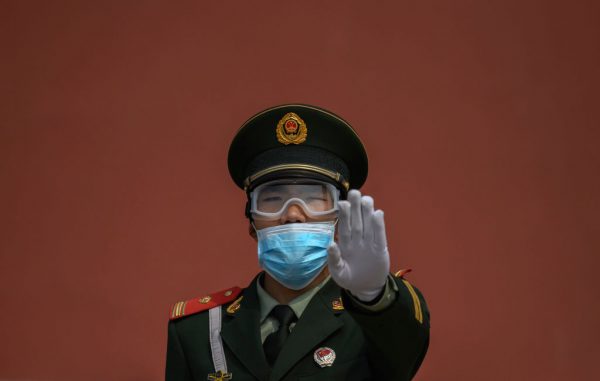 Um policial paramilitar monta guarda em Pequim em 1º de maio de 2020 (Kevin Frayer / Getty Images)