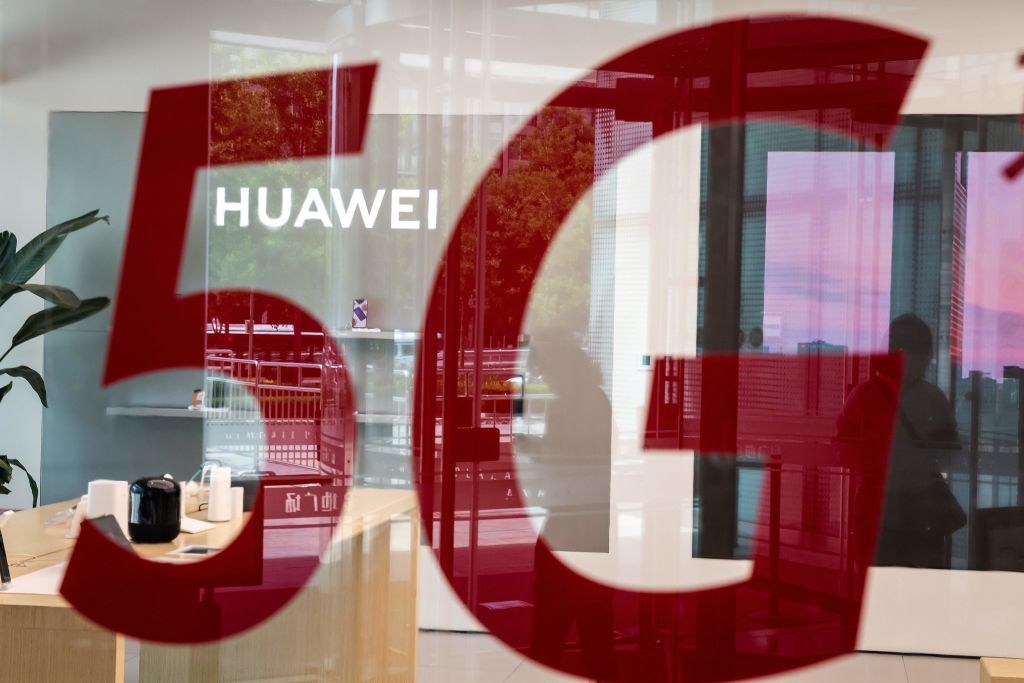 Uma loja da gigante chinesa de telecomunicações Huawei em Pequim em 25 de maio de 2020 (NICOLAS ASFOURI / AFP via Getty Images)