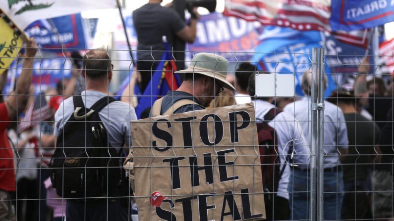 Apoiadores do presidente Donald Trump manifestam-se com cartazes “Stop the Steal” (Parem de roubar) fora do escritório do Departamento de Eleições do condado de Maricopa em Phoenix, Arizona, em 7 de novembro de 2020 (Mario Tama / Getty Images)