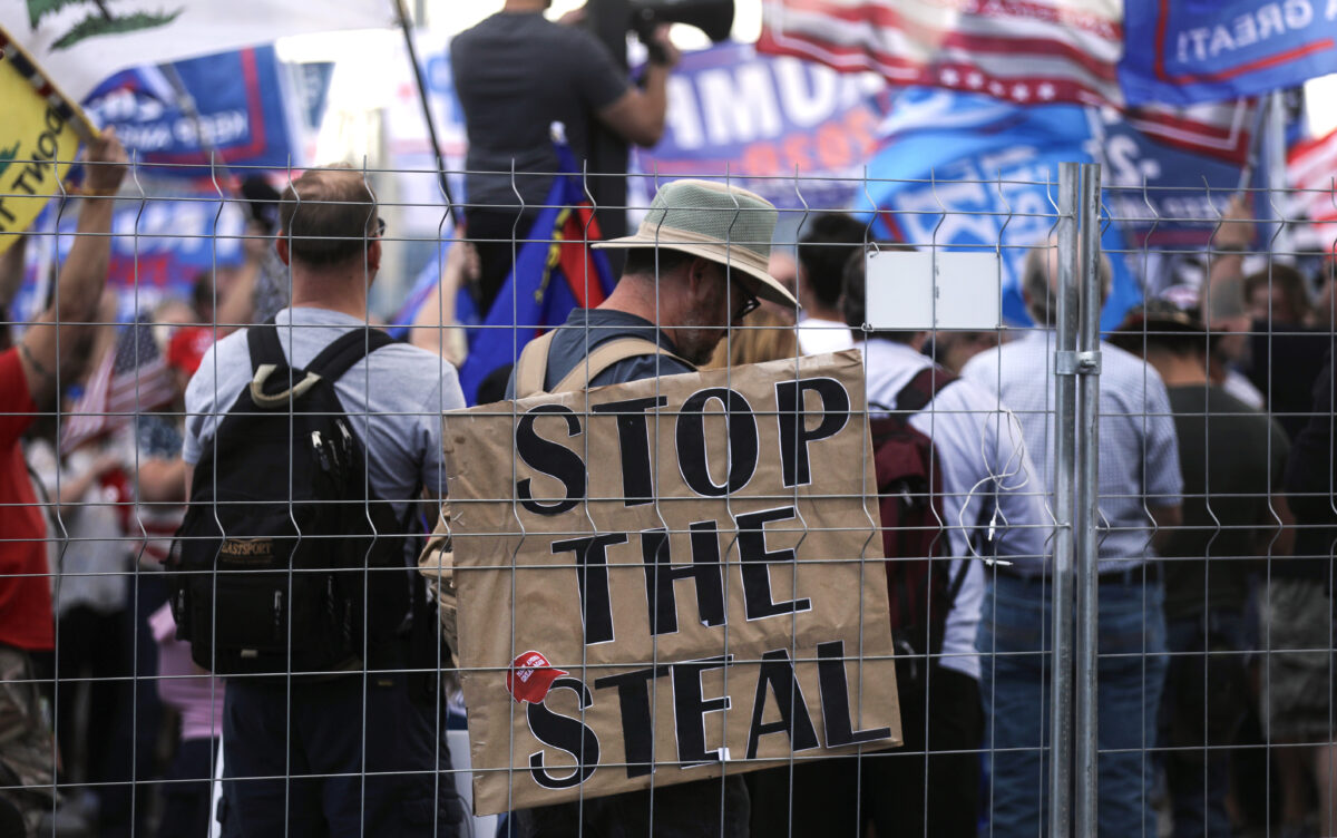 Apoiadores do presidente Donald Trump manifestam-se em uma manifestação “Stop the Steal” fora do escritório do Departamento de Eleições do condado de Maricopa em Phoenix, Arizona, em 7 de novembro de 2020 (Mario Tama / Getty Images)