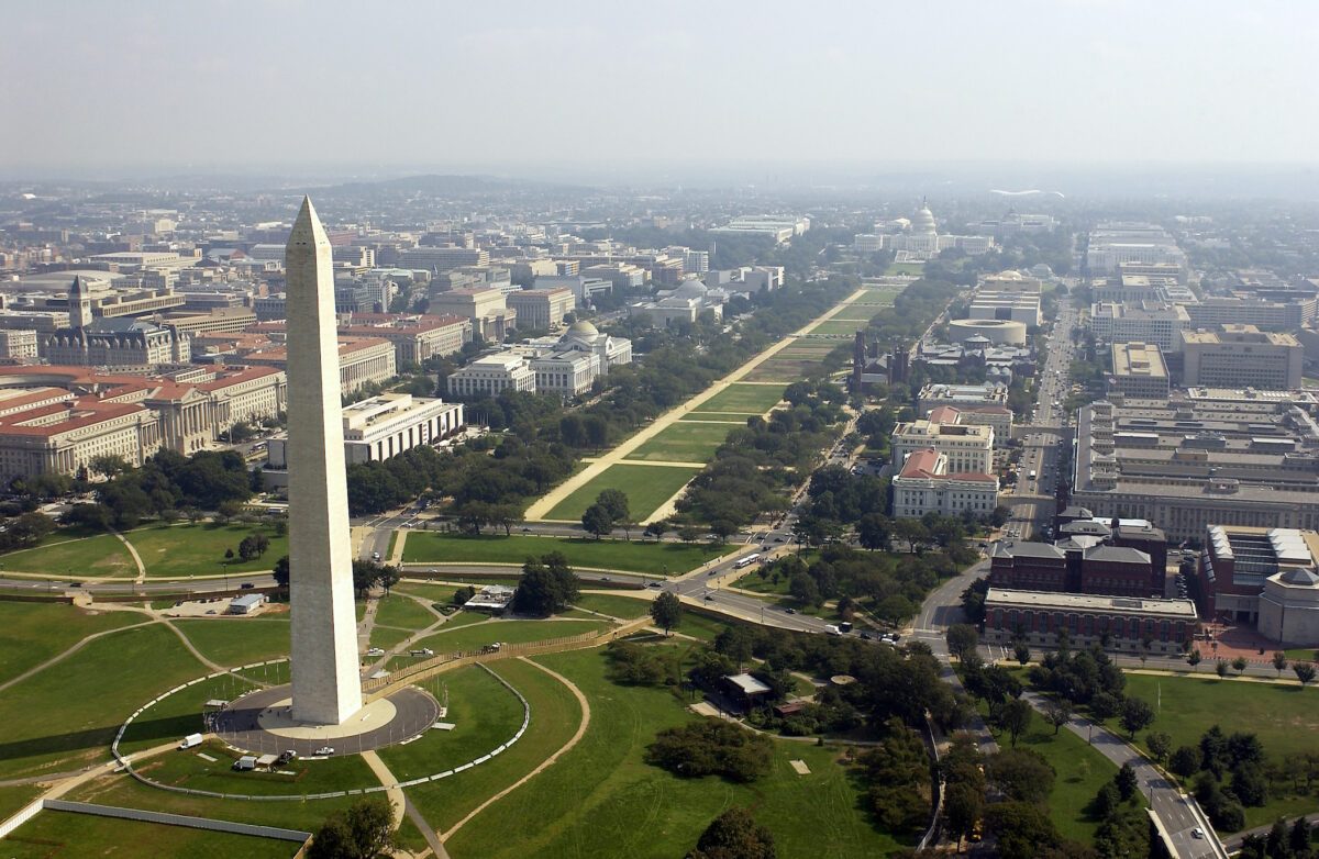 Foto aérea do Washington Memorial com o Capitólio ao fundo em Washington D.C. nesta foto de arquivo (Andy Dunaway / USAF via Getty Images)