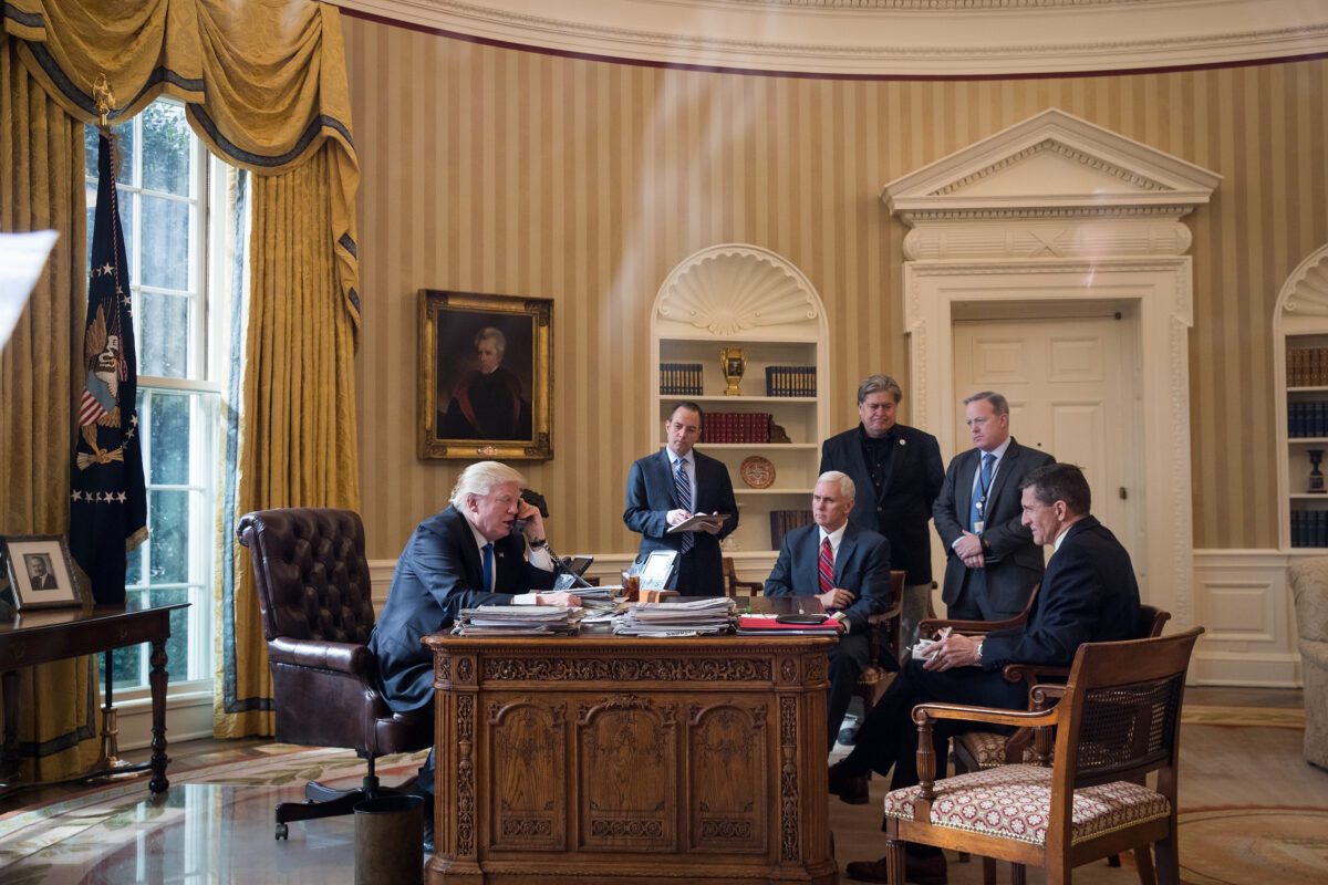 O presidente Donald Trump fala por telefone com o presidente russo Vladimir Putin no Salão Oval da Casa Branca em 28 de janeiro de 2017 (Drew Angerer / Getty Images)