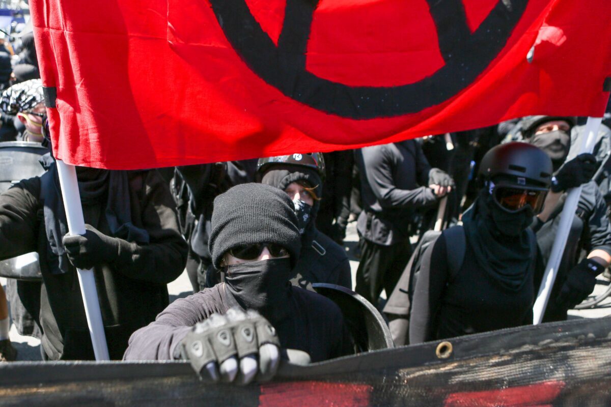 Extremistas da Antifa em Berkeley, Califórnia, em 27 de agosto de 2017 (Amy Osborne / AFP via Getty Images)