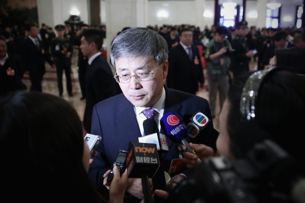 Guo Shuqing, presidente da Comissão Reguladora de Bancos da China, responde a perguntas da mídia em Pequim em 8 de março de 2015, então como chefe do regulador de valores mobiliários do país (Feng Li / Getty Images)