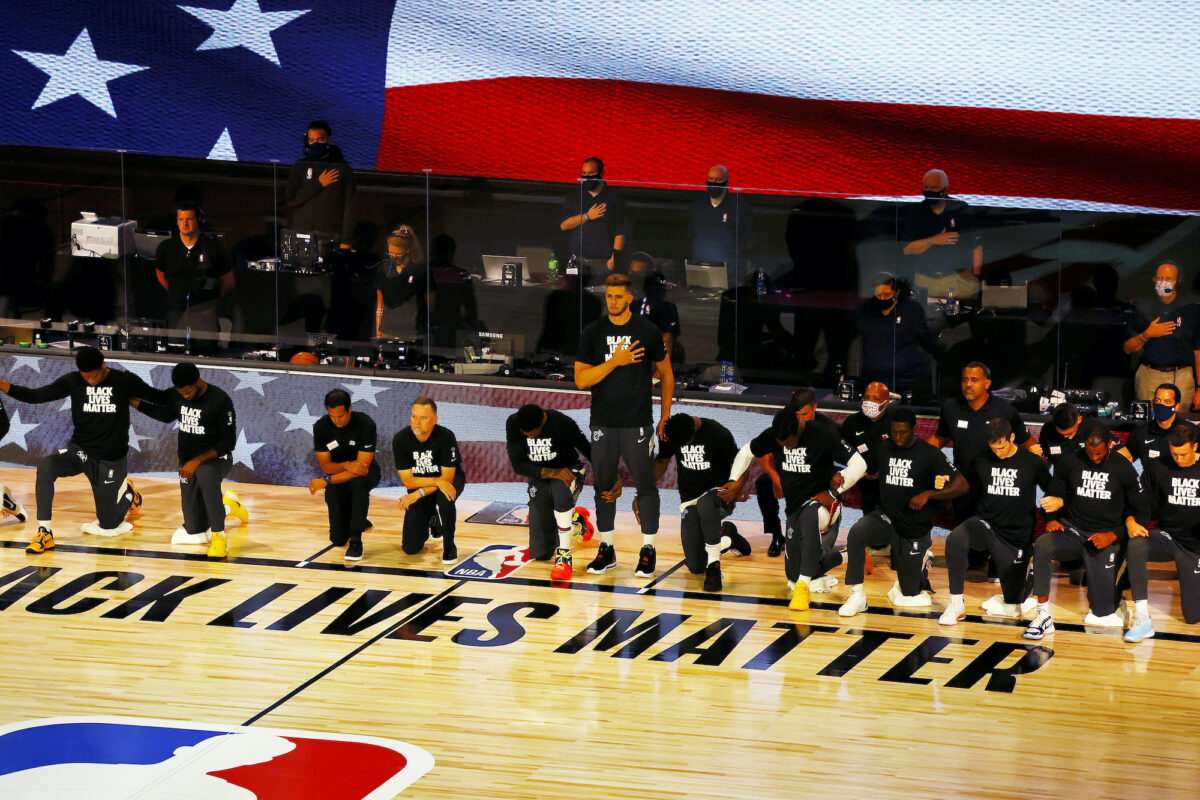 Meyers Leonard, do Miami Heat, durante o hino nacional antes de um jogo de basquete da NBA contra o Denver Nuggets em Lake Buena Vista, Flórida, em 1º de agosto de 2020 (Kevin C. Cox / Foto da piscina via AP)