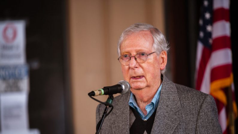 O líder da maioria no Senado dos Estados Unidos, Mitch McConnell (R-Ky.), Fala à imprensa e a apoiadores durante um evento eleitoral em Lawrenceburg, Ky., Em 28 de outubro de 2020 (Jon Cherry / Getty Images)