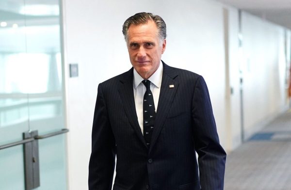 O senador Mitt Romney (R-Utah) chega para o almoço político republicano no Hart's Senate Office Building em Washington, em 19 de março de 2020 (Mandel Ngan / AFP via Getty Images)