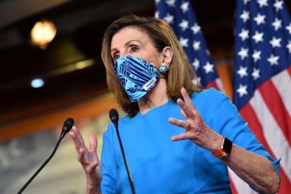 A Presidente da Câmara dos Representantes dos Estados Unidos, Nancy Pelosi (D-Califórnia), dá uma entrevista coletiva no Capitólio em Washington em 6 de novembro de 2020 (Nicholas Kamm / AFP via Getty Images)