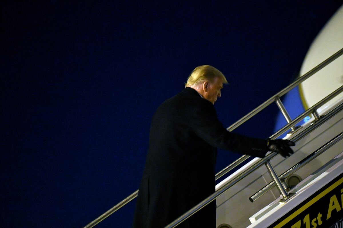 O presidente Donald Trump embarca no Força Aérea Um em Butler, Pensilvânia, em 31 de outubro de 2020 (Mandel Ngan / AFP via Getty Images)