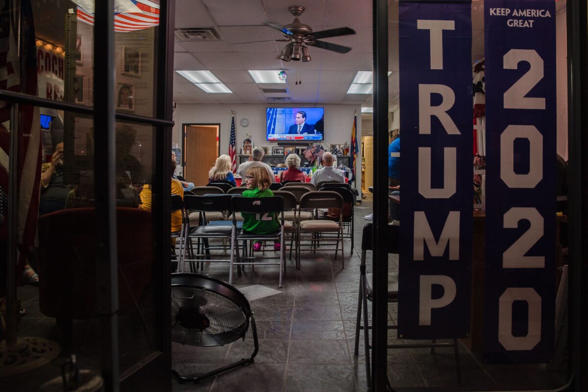 Apoiadores do presidente dos EUA, Donald Trump, assistem à televisão para ver os números chegando na Sede Republicana do condado de Cochise em Sierra Vista, Arizona, em 3 de novembro de 2020 (Ariana Drehsler / AFP via Getty Images)