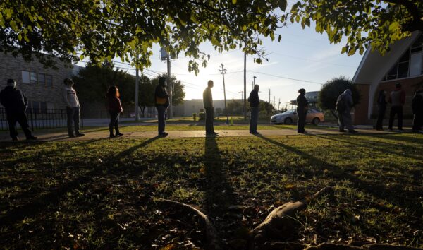 Os eleitores fazem fila do lado de fora da Vickery Baptist Church esperando para votar no dia da eleição em Dallas, Texas, em 3 de novembro de 2020 (LM Otero / AP Photo)