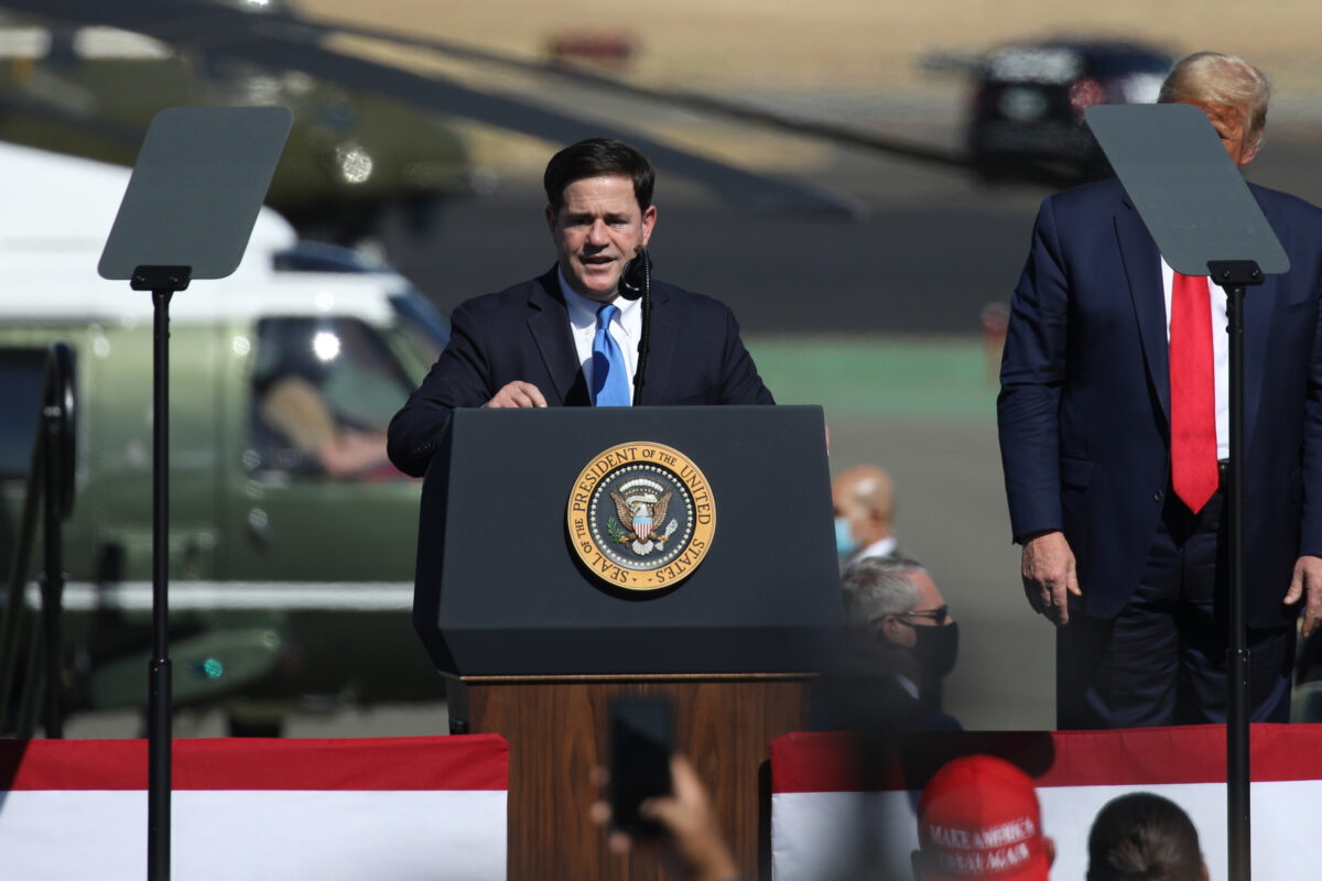 O governador do Arizona, Doug Ducey, fala no comício da campanha “Make America Great Again” em 19 de outubro de 2020, em Prescott, Arizona (Caitlin O'Hara / Getty Images)