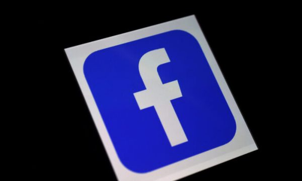 Um logotipo do aplicativo do Facebook em um smartphone (Olivier Douliery / AFP via Getty Images)