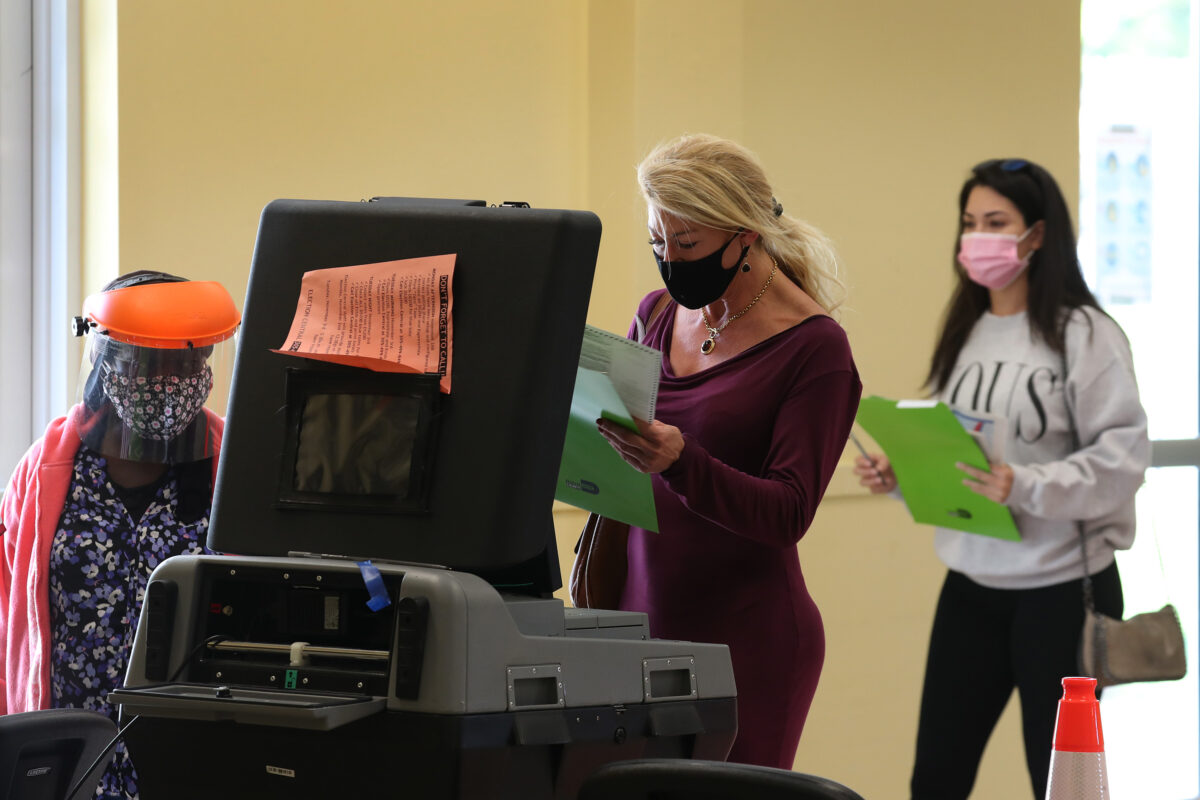 Jannelle Riguez vota em seu local de votação do Legion Park em Miami, Flórida, em 3 de novembro de 2020 (Joe Raedle / Getty Images)