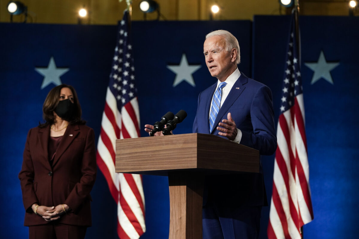 O candidato presidencial democrata Joe Biden, junto com a candidata à vice-presidência, a senadora Kamala Harris (D-Califórnia), fala um dia depois que os americanos votaram nas eleições presidenciais em Wilmington, Del., em 4 de novembro de 2020 (Drew Angerer / Getty Imagens)