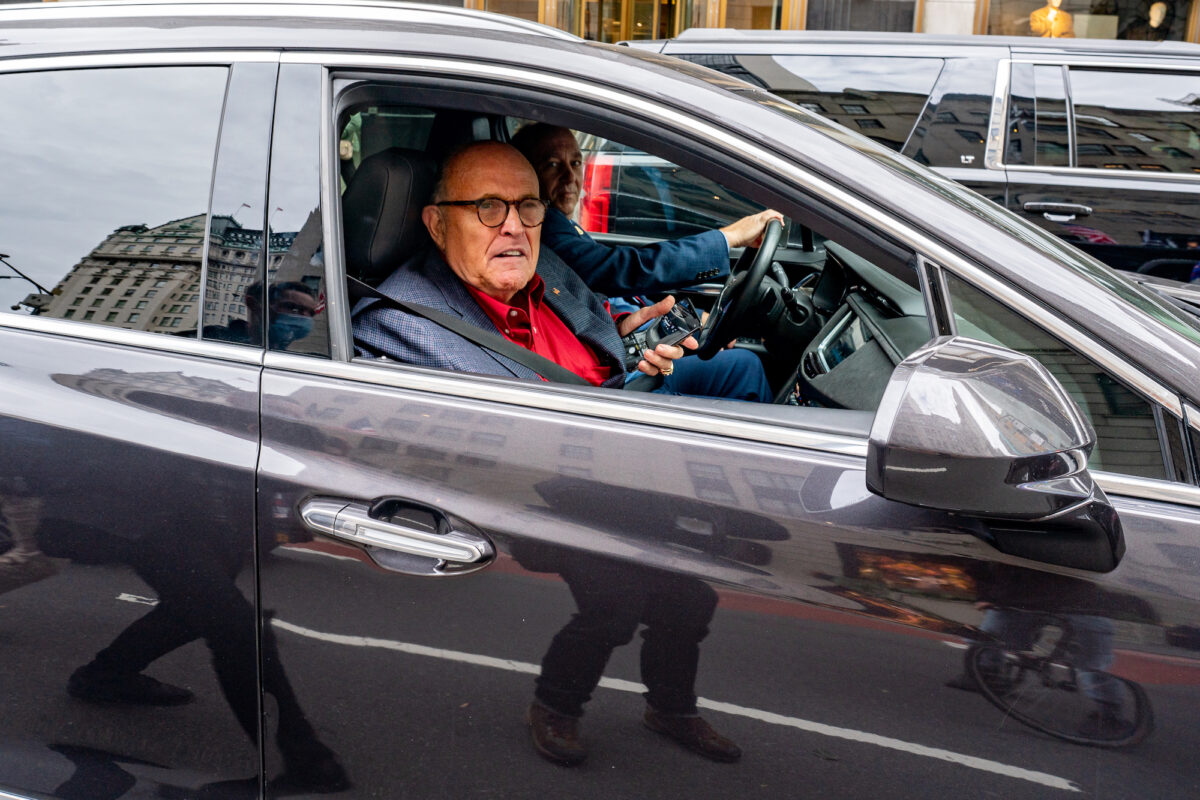 O ex-prefeito da cidade de Nova Iorque e advogado pessoal do presidente Donald Trump, Rudy Giuliani, dirige em uma marcha e comício para o presidente Donald Trump na cidade de Nova Iorque em 25 de outubro de 2020 (David Dee Delgado / Getty Images)