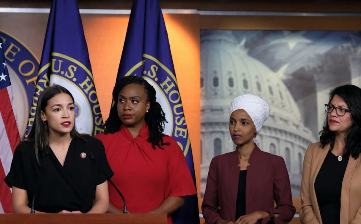 A representante Alexandria Ocasio-Cortez (DN.Y.) fala como as representantes Ayanna Pressley (D-Mass.), Ilhan Omar (D-Minn.) e Rashida Tlaib (D-Mich.) durante uma entrevista coletiva em Washington, em 15 de julho de 2019 (Alex Wroblewski / Getty Images)