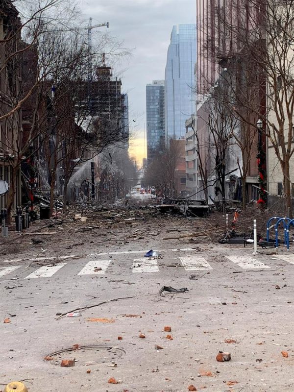 Uma foto, disponibilizada pelo Corpo de Bombeiros de Nashville, mostra os danos de uma explosão que as autoridades acreditam ter sido um ato intencional em Nashville, Tennessee, EUA, em 25 de dezembro de 2020 (EFE / EPA / NASHVILLE FIRE DEPARTAMENT)
