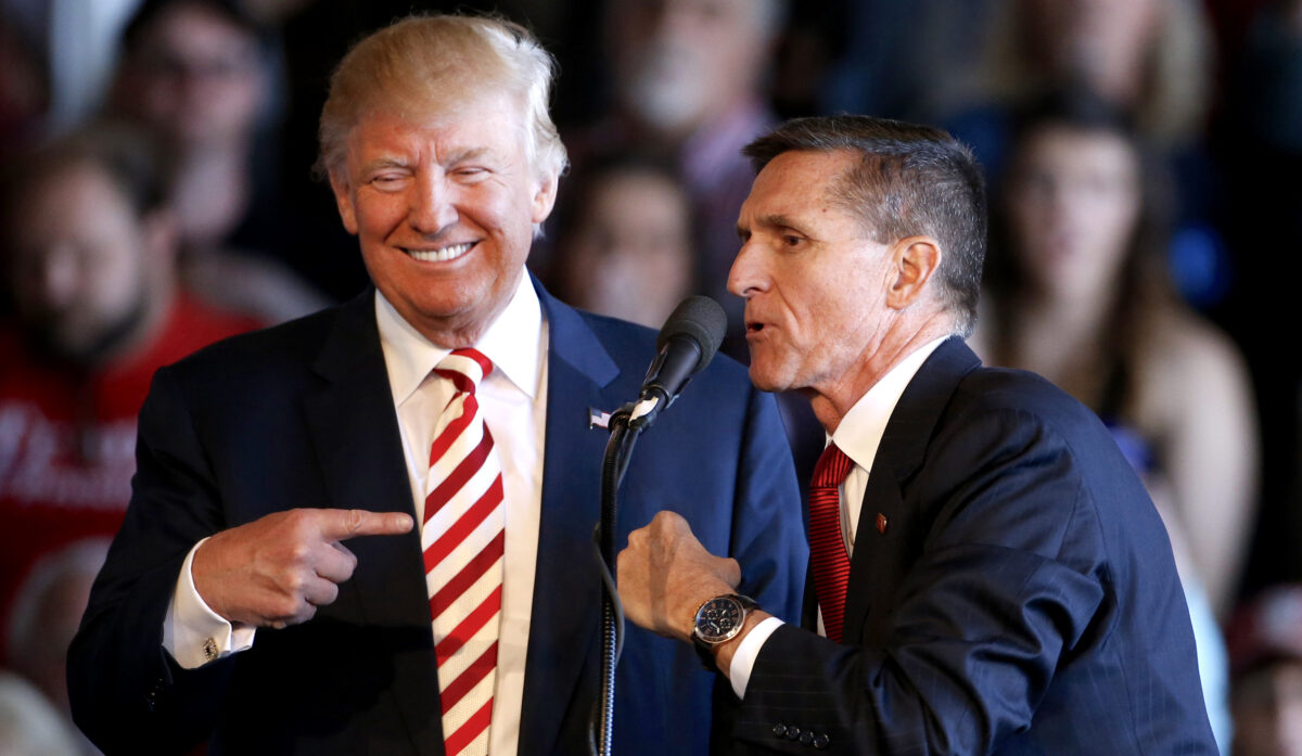 O então candidato presidencial republicano Donald Trump (à esquerda) e o general aposentado Michael Flynn no Aeroporto Regional de Grand Junction em 18 de outubro de 2016 (George Frey / Getty Images)