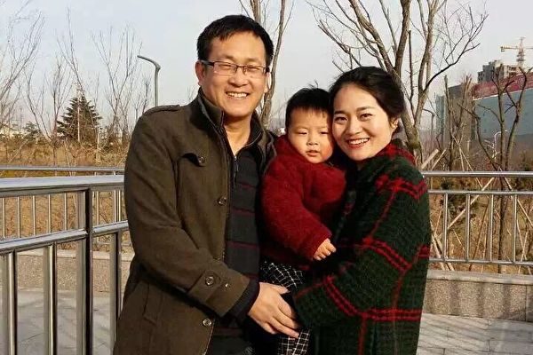 Wang Quanzhang com sua esposa, Li Wenzu, e seu filho. Wang Quanzhang, advogado de direitos humanos, está detido na China sem julgamento desde agosto de 2015 (Cortesia de Li Wenzu)