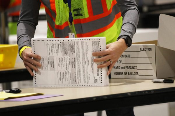 Os funcionários da pesquisa contam as cédulas na Filadélfia, Pensilvânia, em 4 de novembro de 2020 (Spencer Platt / Getty Images)