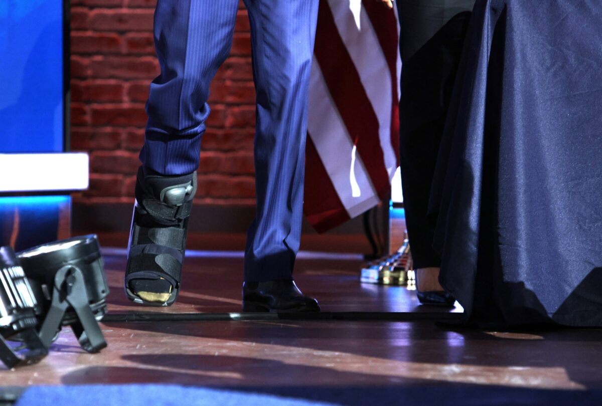 O candidato presidencial democrata Joe Biden usa uma bota de caminhada durante um evento no Queen Theatre em Wilmington, Del., Em 1 de dezembro de 2020 (Alex Wong / Getty Images)