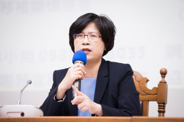 A advogada de direitos humanos de Taiwan, Theresa Chu, em um painel no Legislative Yuan em Taipei, Taiwan, em 8 de dezembro de 2017 (Chen Po-chou / The Epoch Times)