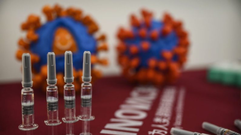 Seringas da vacina potencial COVID-19 CoronaVac são vistas em uma mesa na Sinovac Biotech em uma coletiva de imprensa em Pequim, China em 24 de setembro de 2020 (Kevin Frayer / Getty Images)