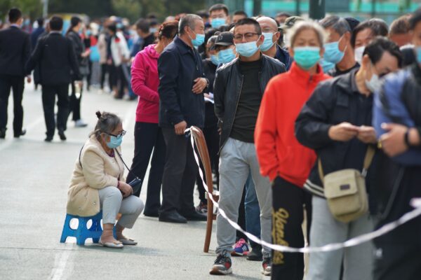 Moradores aguardam teste para COVID-19 em Qingdao, província de Shandong, leste da China, em 12 de outubro de 2020 (STR / AFP via Getty Images)