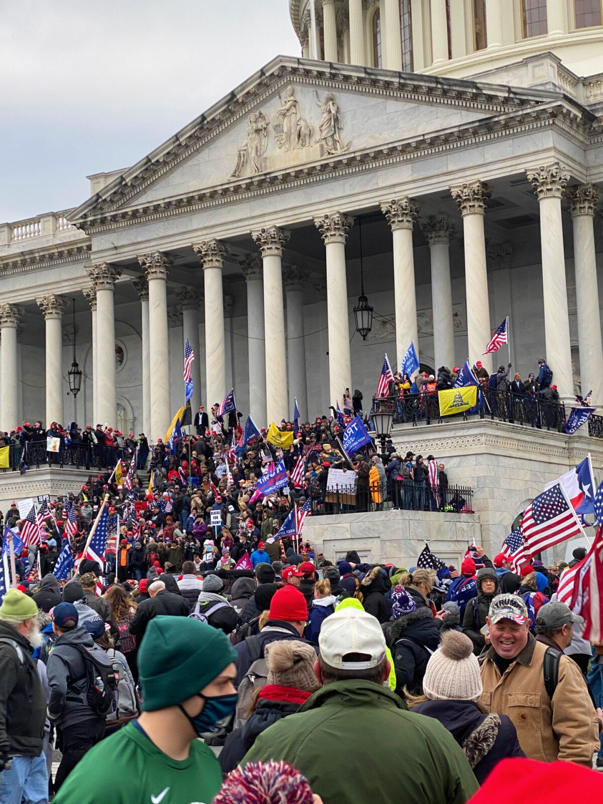 Manifestantes se reúnem nas escadarias do Capitólio dos Estados Unidos em Washington em 6 de janeiro de 2021 (Cortesia de Mark Simon)