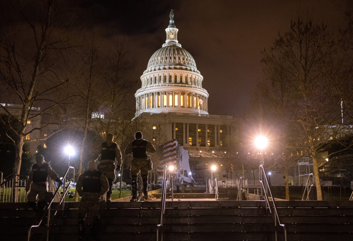 Tropas da Guarda Nacional atravessam o Capitólio dos Estados Unidos em Washington, 6 de janeiro de 2021 (John Moore / Getty Images)